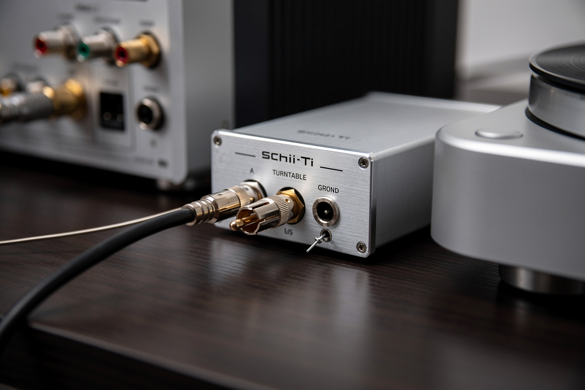 Schiit Mani external phono preamp connected to a turntable with ground wire